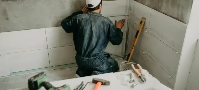 รีโนเวทห้องน้ำด้วยตัวเอง vs จ้างช่าง เปรียบเทียบต้นทุน